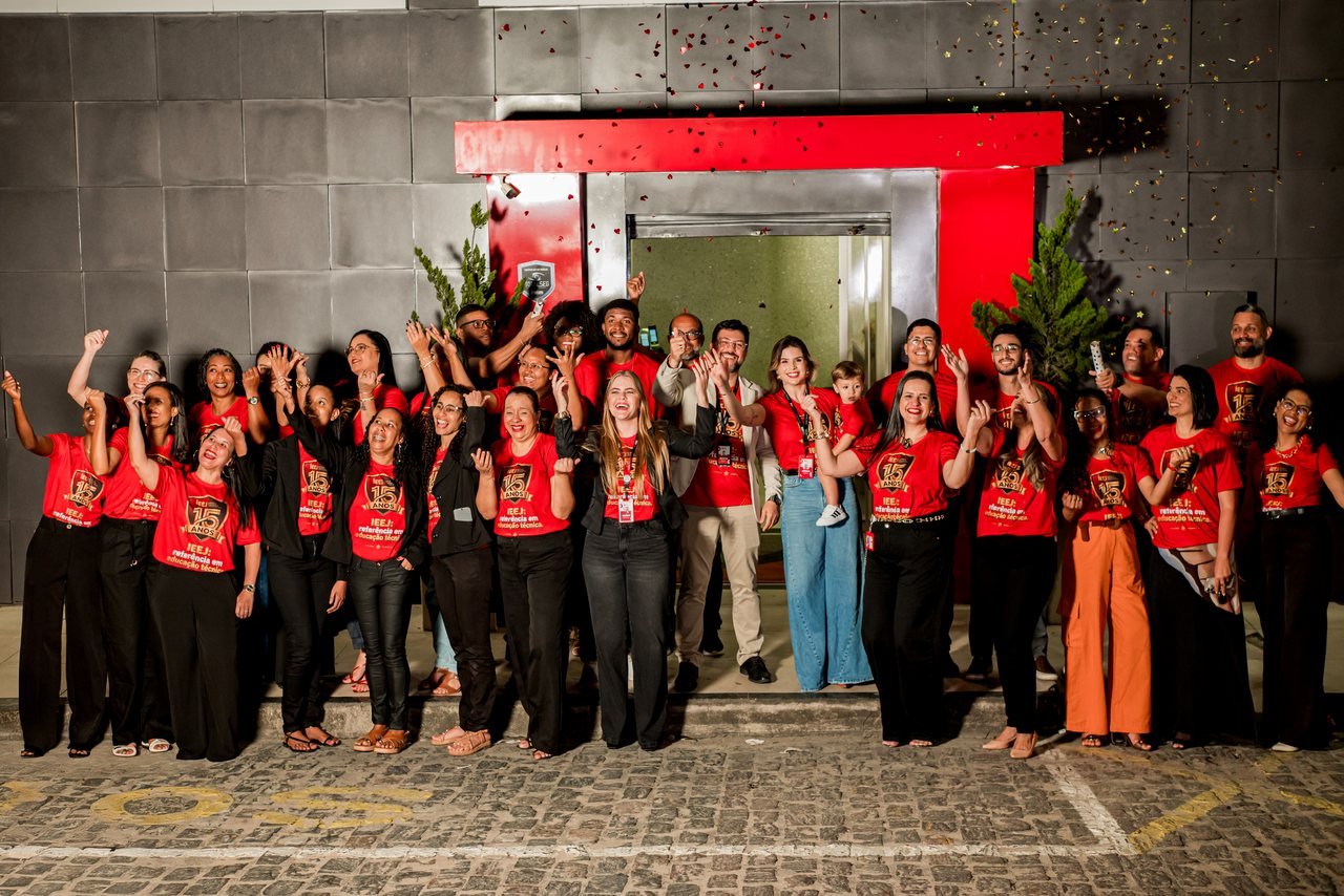 Equipe do IEEJ celebrando os 15 anos da instituição
